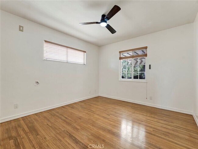 Building Photo - 10918 Reseda Blvd