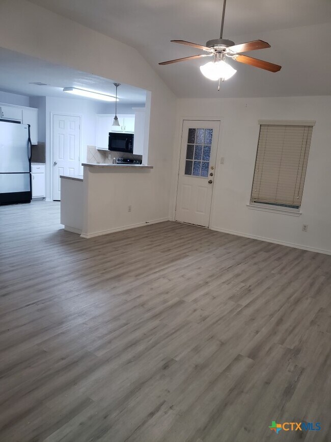 Building Photo - 1121 Dixon Cir