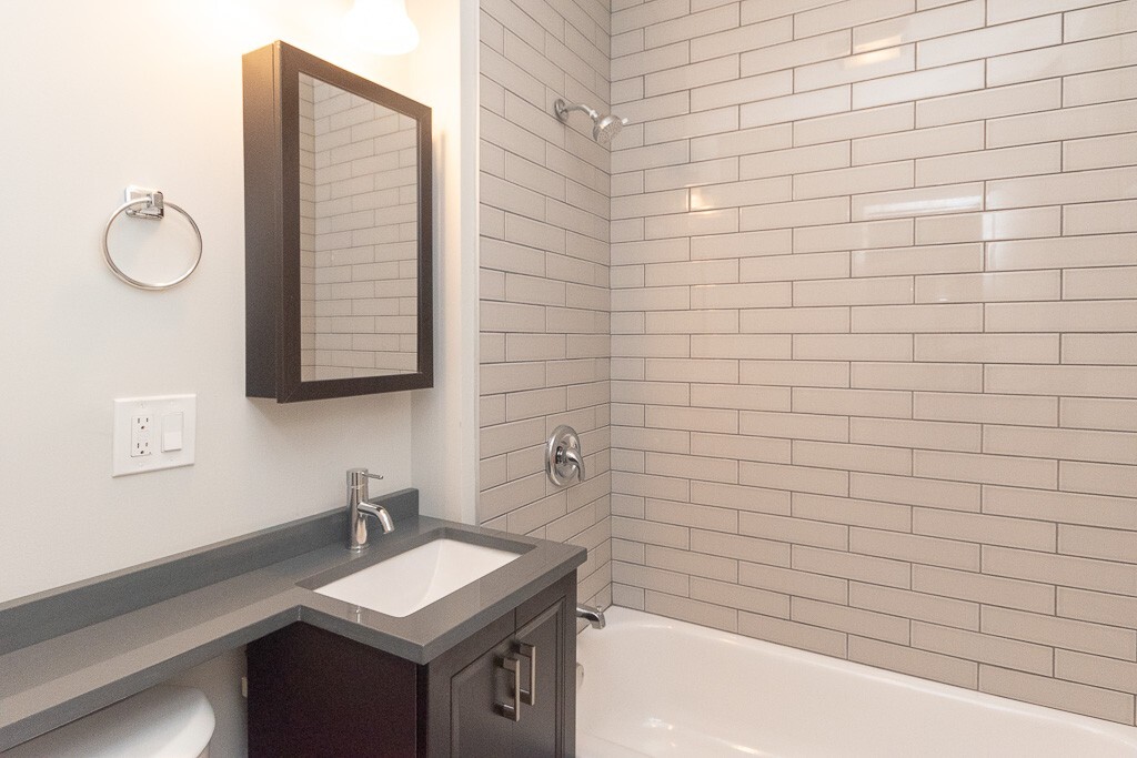 Building Photo - 814 W Cornelia Ave