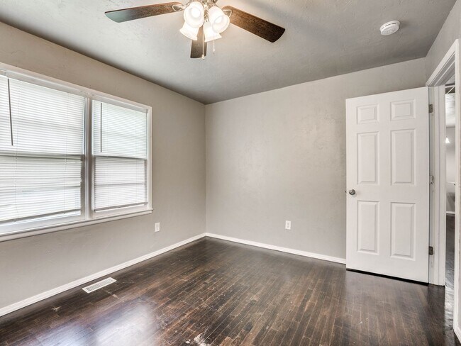 Building Photo - 3 Bedroom 1 Bath Home in Shawnee!
