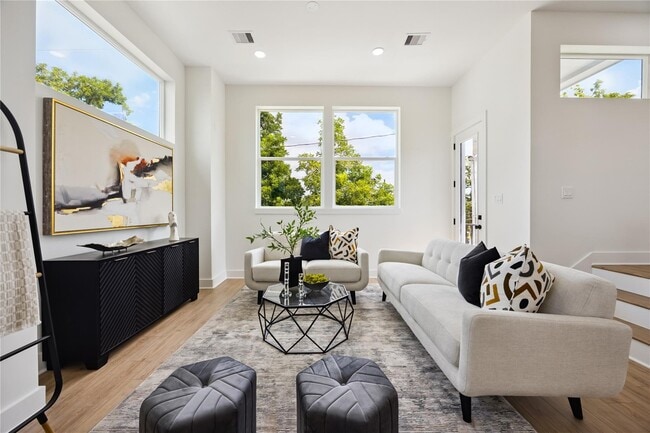 Building Photo - 835 A Rachel St