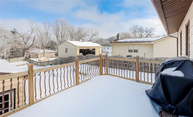 Building Photo - LOWER BEAVER!! 4 Bed, 2 Bath Home in Des Moines