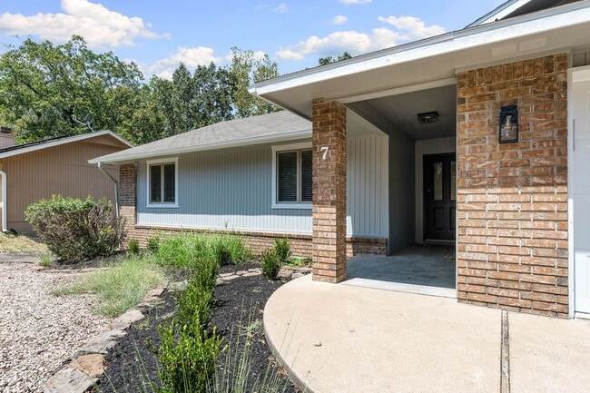 Building Photo - 7 Whitwick Ln
