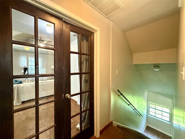 Building Photo - 1609 W 11th St