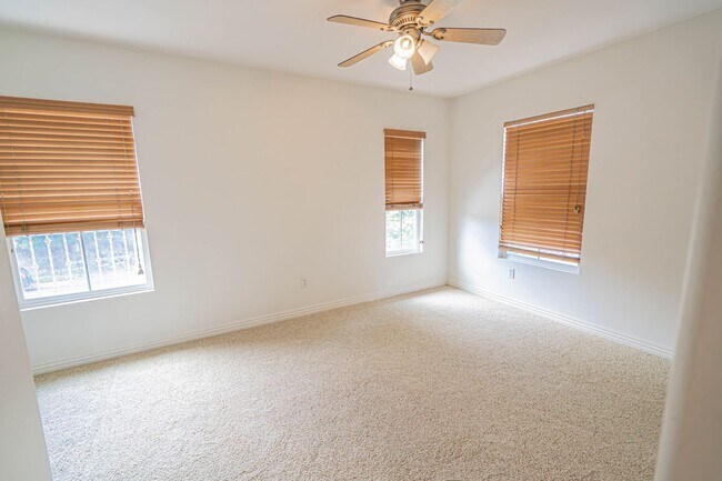 Building Photo - Bella Ventana 3 Bedroom Rental Home in Valencia!