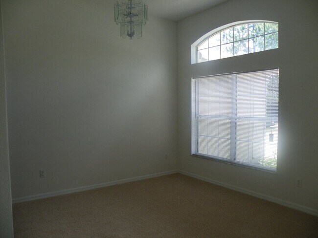 Building Photo - 17 Philmont Ln