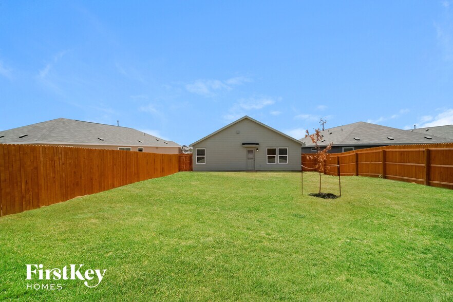 Building Photo - 10723 Vinateros Dr