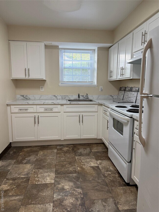 Primary Photo - 33 Oak St