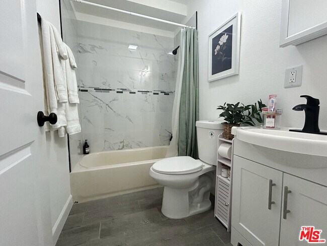 Building Photo - 3123 W 67th St