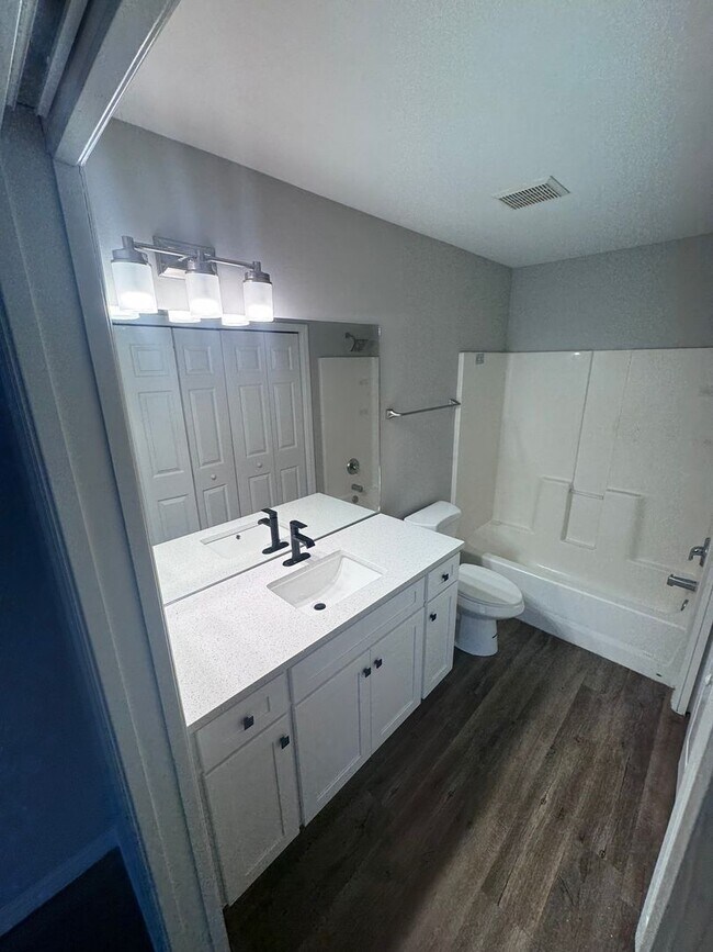 Building Photo - 338 Harold Ave S