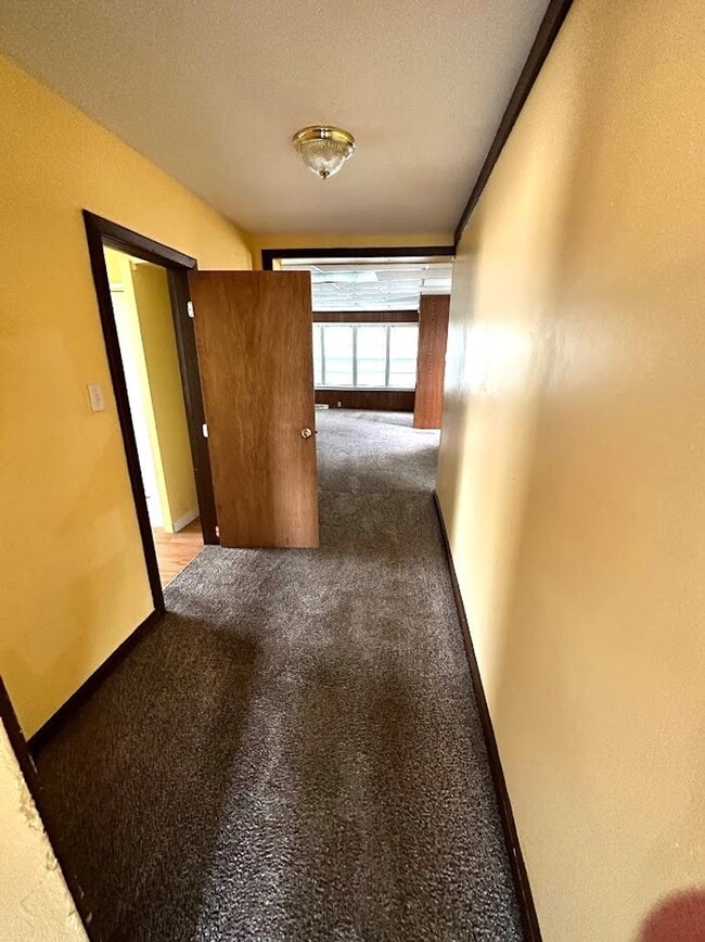 Building Photo - 4 bedroom/ 2 bathroom
