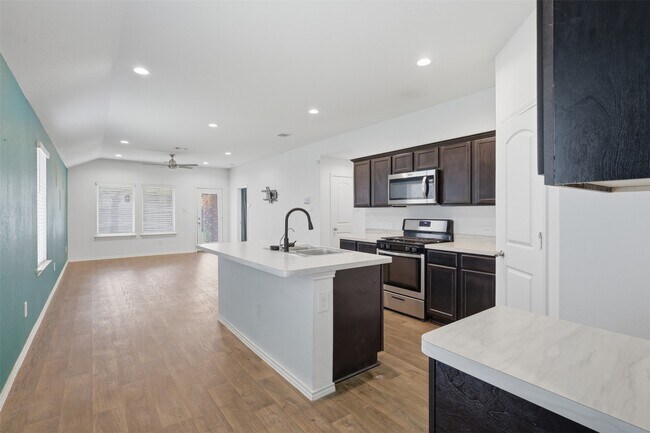 Building Photo - 16826 Short Pnes Dr