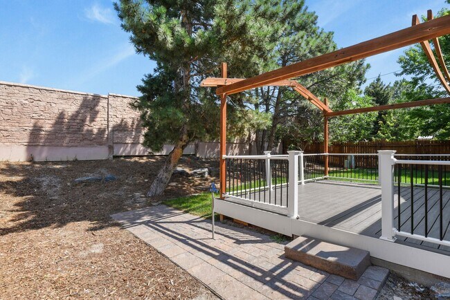 Building Photo - Stunning 5 Bedroom in School District 20