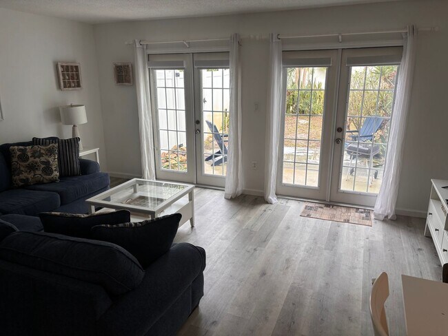 Building Photo - Furnished Beachside Townhome 2 bedroom/ 1.5 bath Dog Friendly Walk to beach