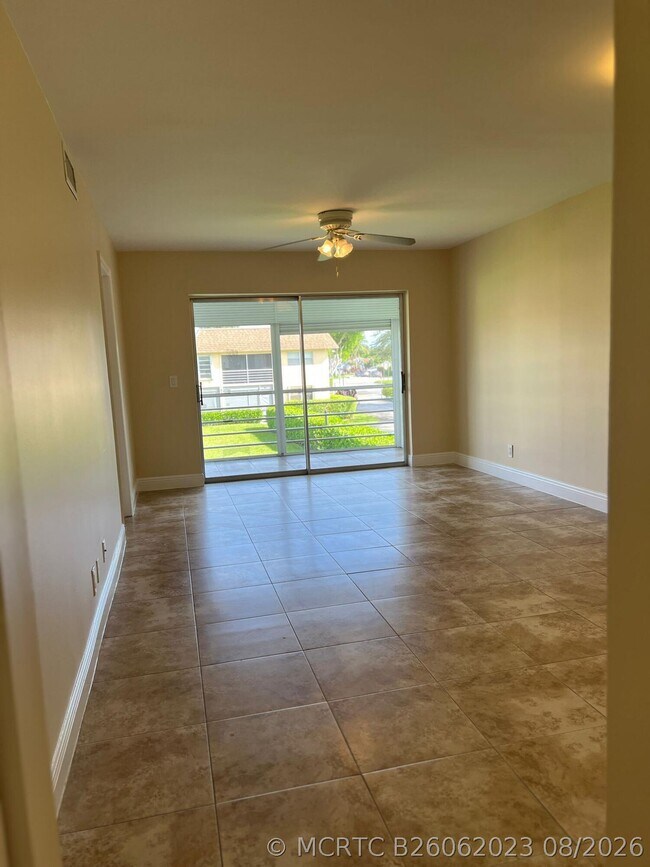 Building Photo - 9851 SW Sandalfoot Blvd