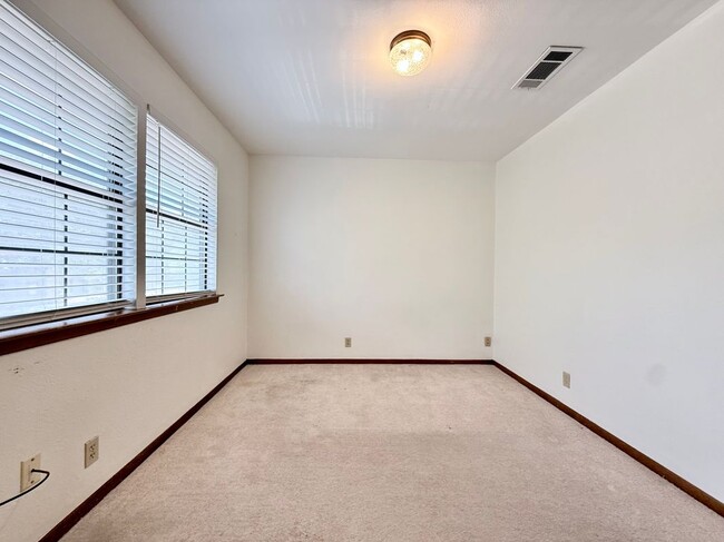 Building Photo - 3900 Knollwood Dr