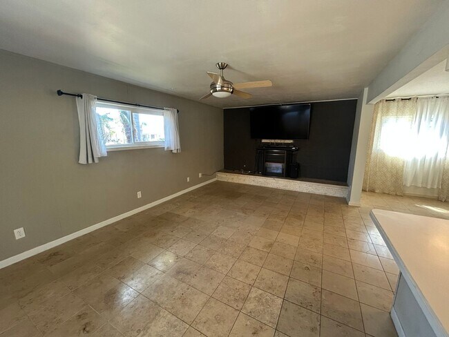 Building Photo - 3 Bed, 1 Bath in Clairemont with a Pool!