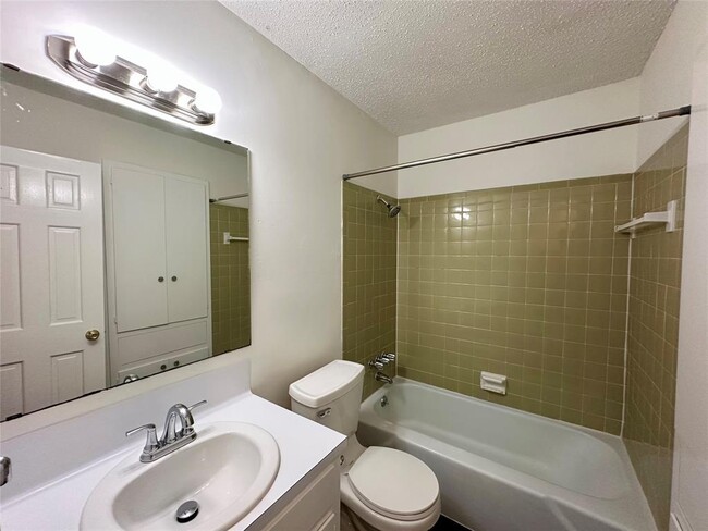 Building Photo - 208 E Lisa Dr