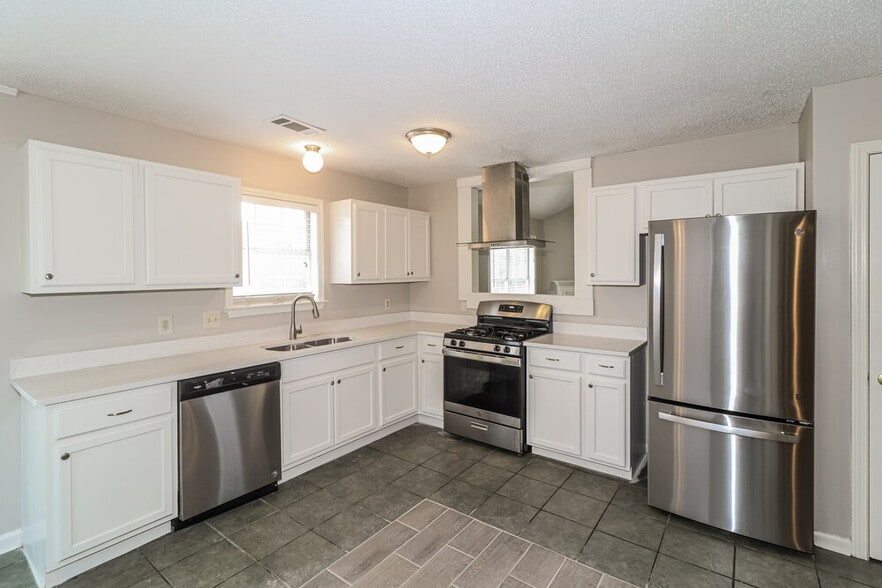 Building Photo - 8289 Crimson Creek Dr