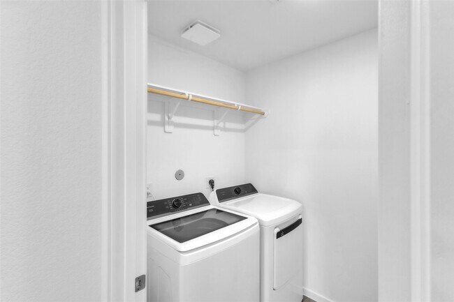 Building Photo - 27627 Village Cir Dr