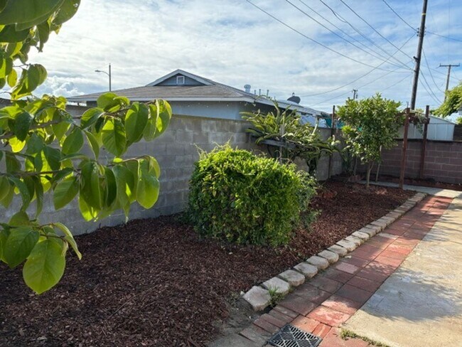 Building Photo - 5 Bedroom 4 Bath House in Garden Grove