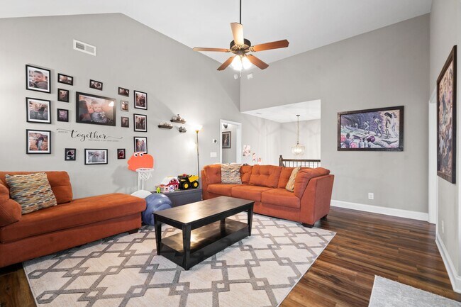Building Photo - 1831 Camelot Dr