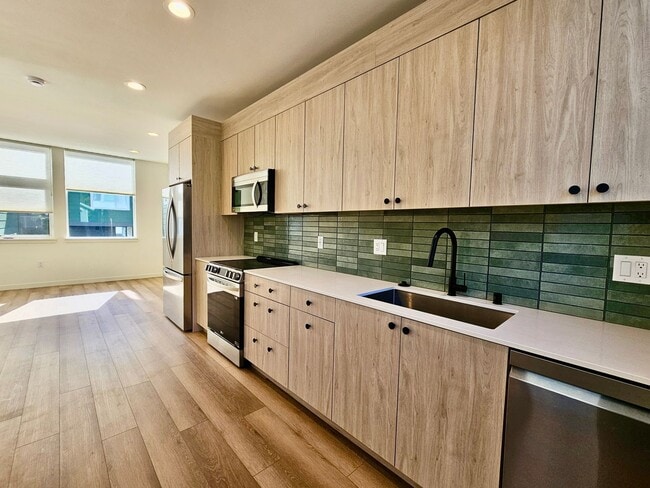 Building Photo - Experience Modern Living in the Heart of N...