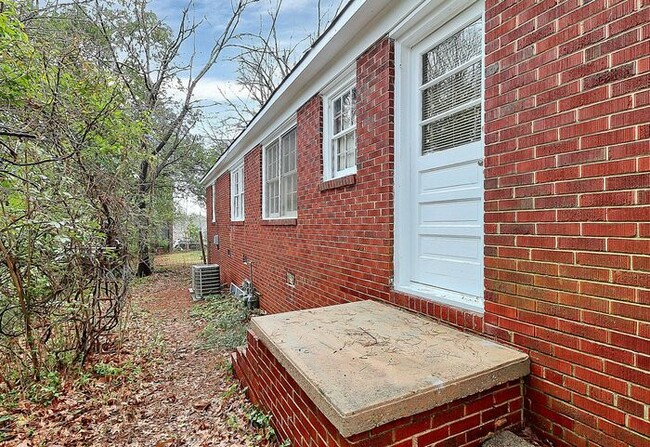 Building Photo - Charming 2BD/1BA Duplex