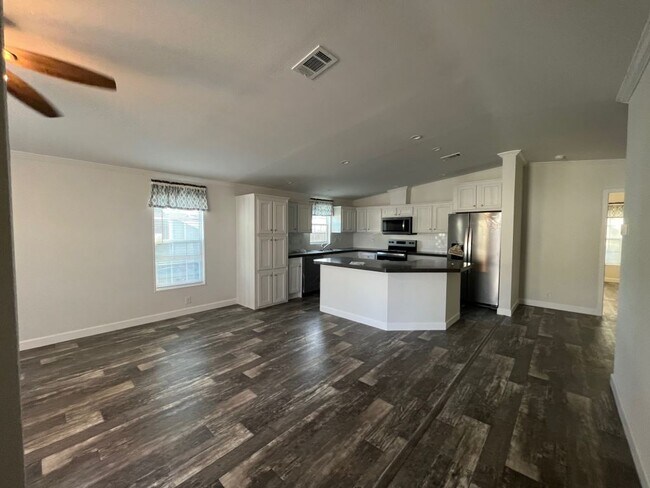 Building Photo - 10 Eland Dr