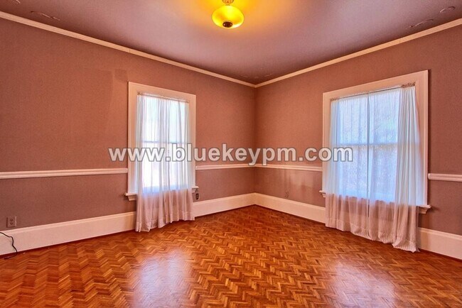 Building Photo - First Month Free on a 12 Month Lease!  2 Bed, 1 Bath 2 Story Unit with Victorian Architectural De...