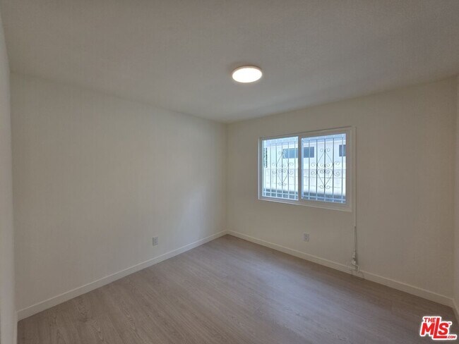 Building Photo - 912 N Ridgewood Pl