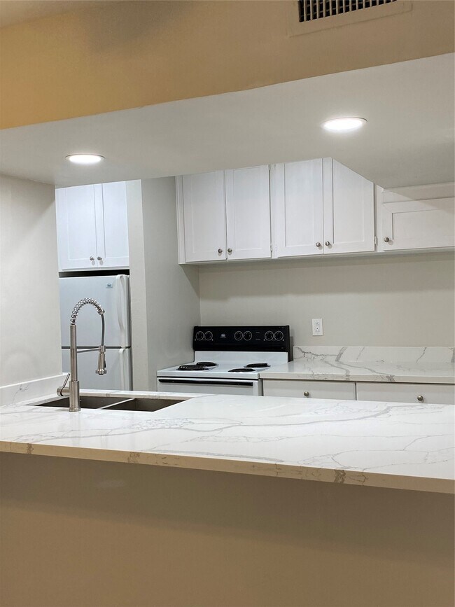 Building Photo - 5343 Richmond Ave