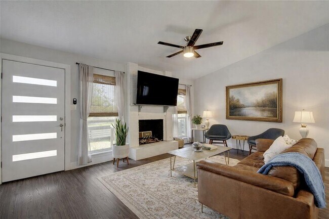 Building Photo - 1400 Southport Dr