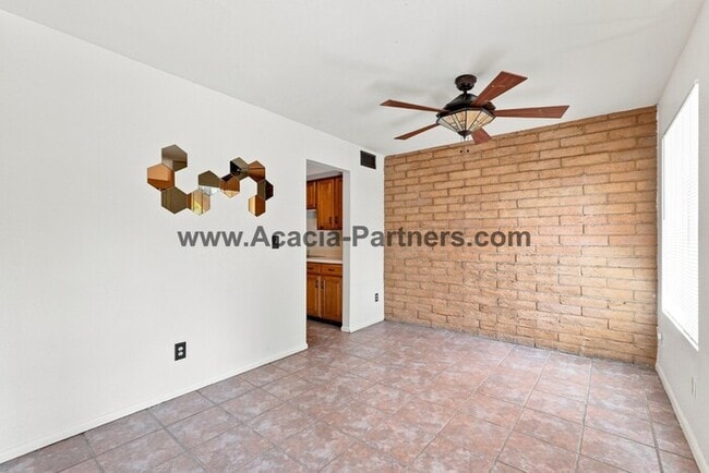 Building Photo - Spacious Three Bedroom/Three Bath Townhome