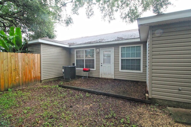 Building Photo - 2 bedroom 1 bathroom home with an open liv...