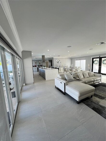 Building Photo - 5510 Bayview Dr