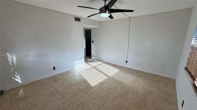 Building Photo - 5525 N Lakewood Cir