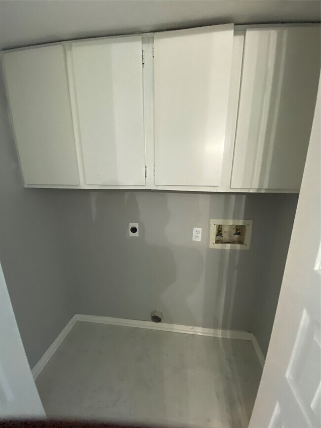 Building Photo - 8431 Hearth Dr