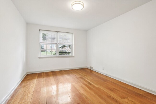 Building Photo - 2819 W Queen Ln