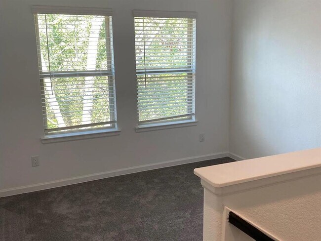 Building Photo - 555 Dry Fork Ln