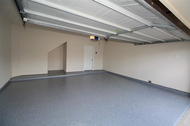 Building Photo - 627 Oak Cir Dr E