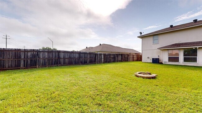 Building Photo - 915 Bougainvillea St