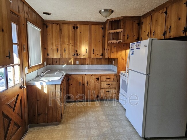 Building Photo - 626 NE Anderson St