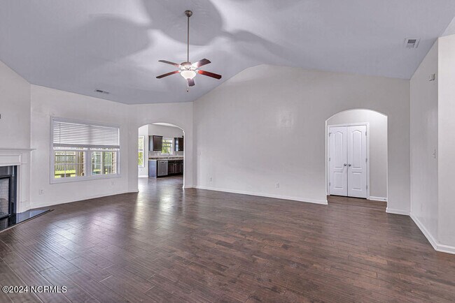 Building Photo - 402 Derrick Dr