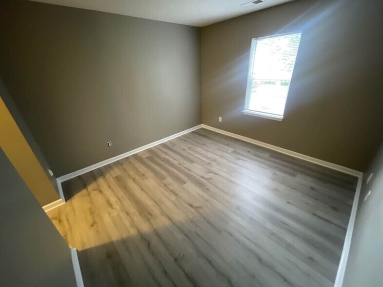 Building Photo - Room in Townhome on Petrea Ln