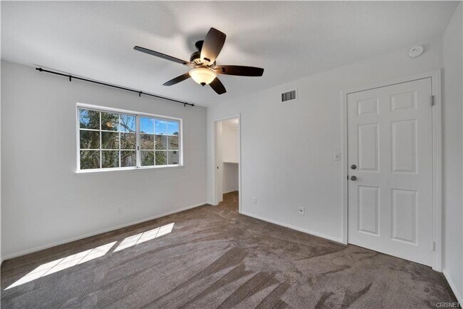 Building Photo - BEAUTIFUL LONE OAK HOME IN CALABASAS!