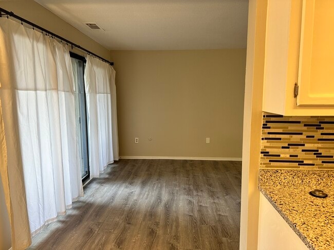 Building Photo - 2 Shrewsbury Green Dr