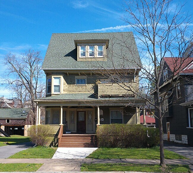 Building Photo - AVAILABLE AUGUST 1, 2026 - Charming 1st. F...