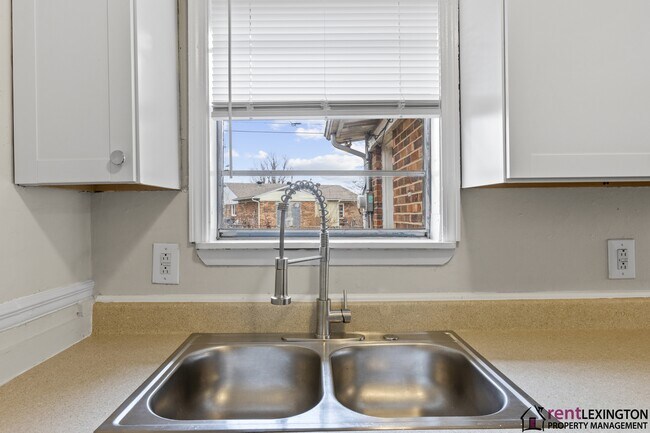 Building Photo - 3966 Northampton Dr