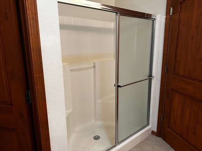 Building Photo - Fully furnished Rental Available Now